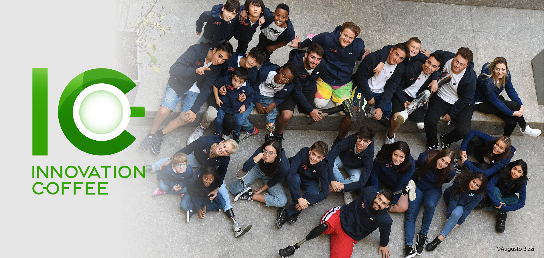 Gruppo di ragazzi e bambini con protesi ripresi dall'alto