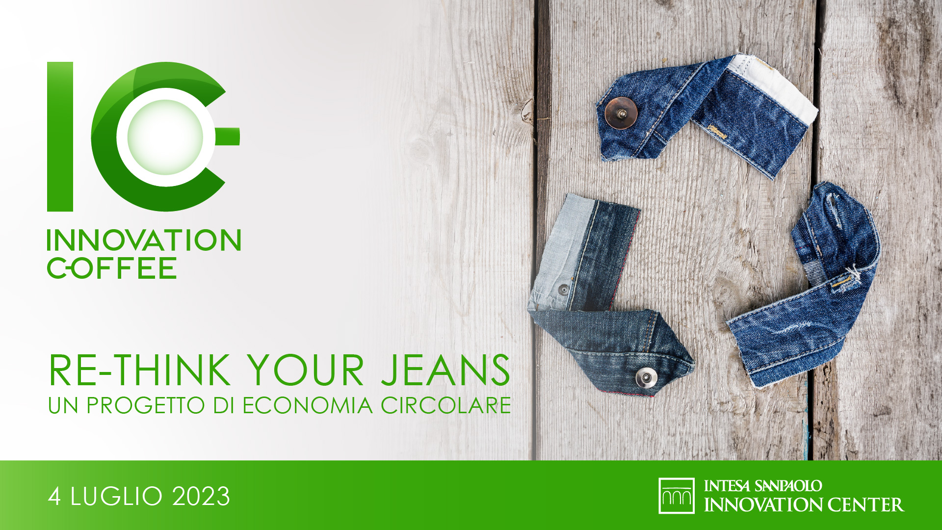 immagine di pezzi di stoffa di jeans che creano il simbolo del riciclo