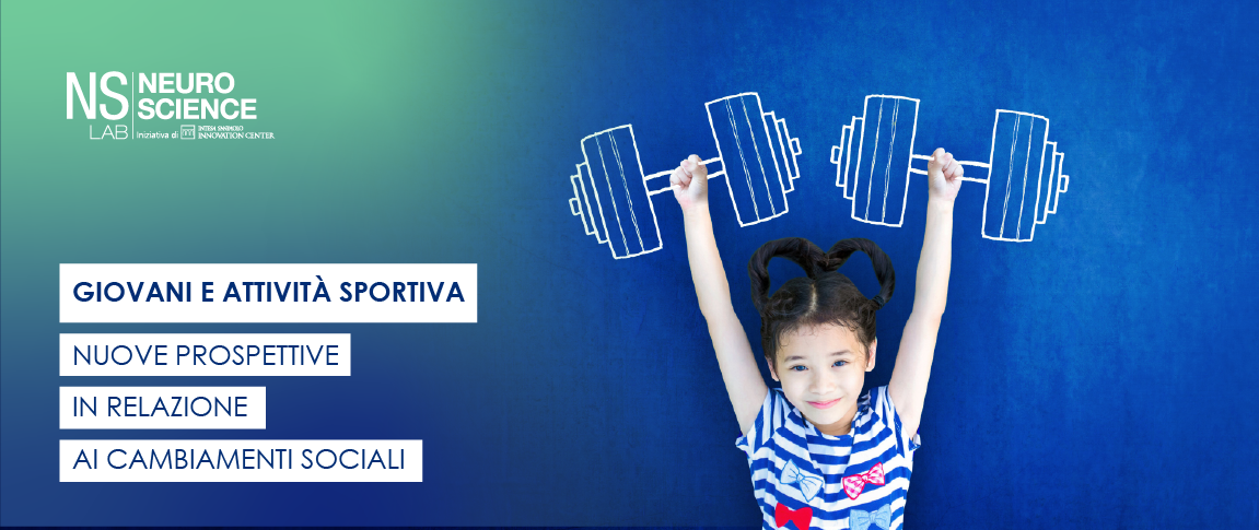 immagine di una bambina che fa attività sportiva sollevando pesi