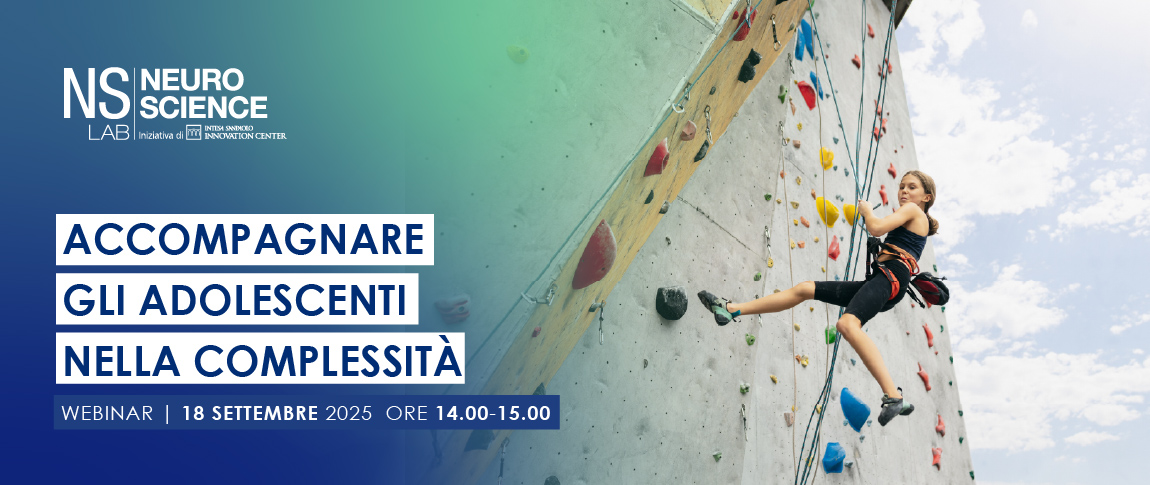 bambina che fa arrampicata in palestra