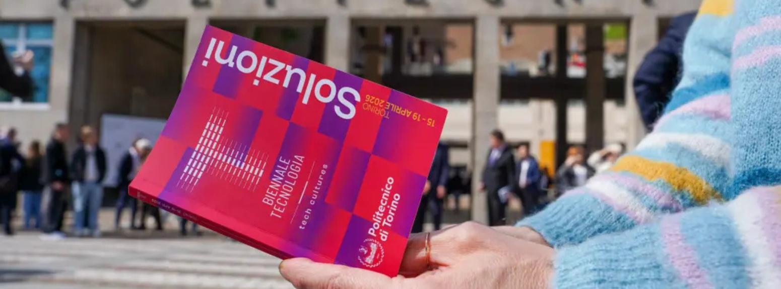 Brochure del programma della Biennale Tecnologia tenuto in mano da una ragazza
