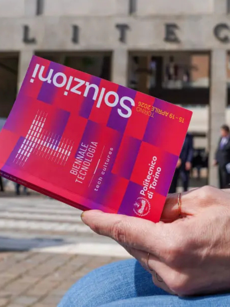 Brochure del programma della Biennale Tecnologia tenuto in mano da una ragazza