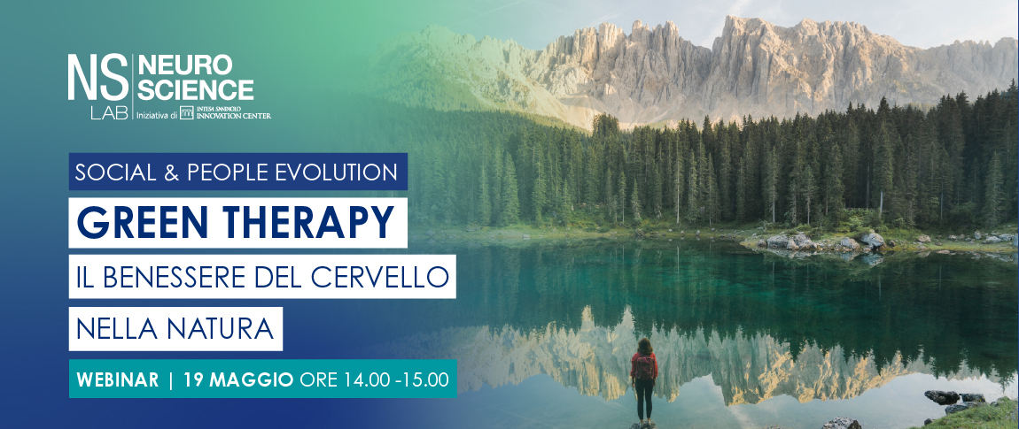 Vista su lago montagne e foresta