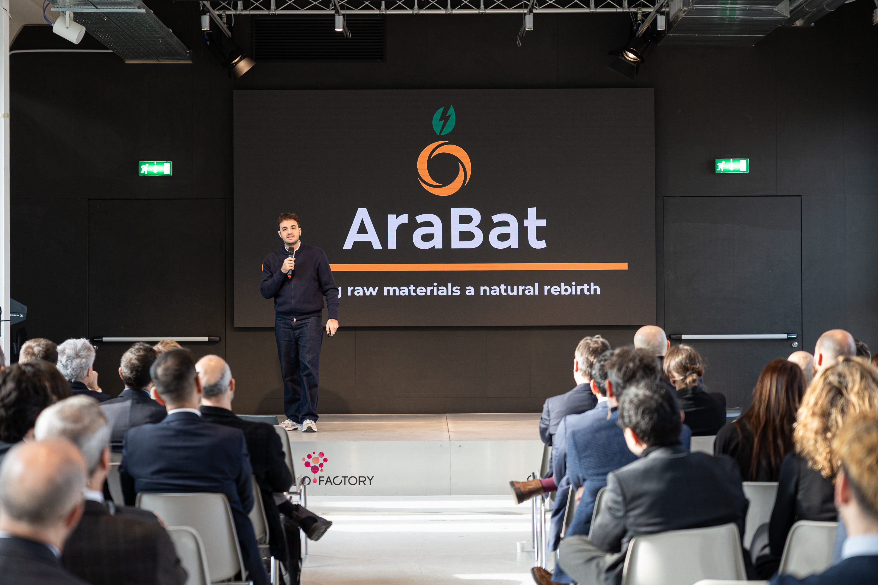 Presentazione di AraBat innovazioni per il recupero sostenibile di materie prime come batterie esauste e altri rifiuti critici.