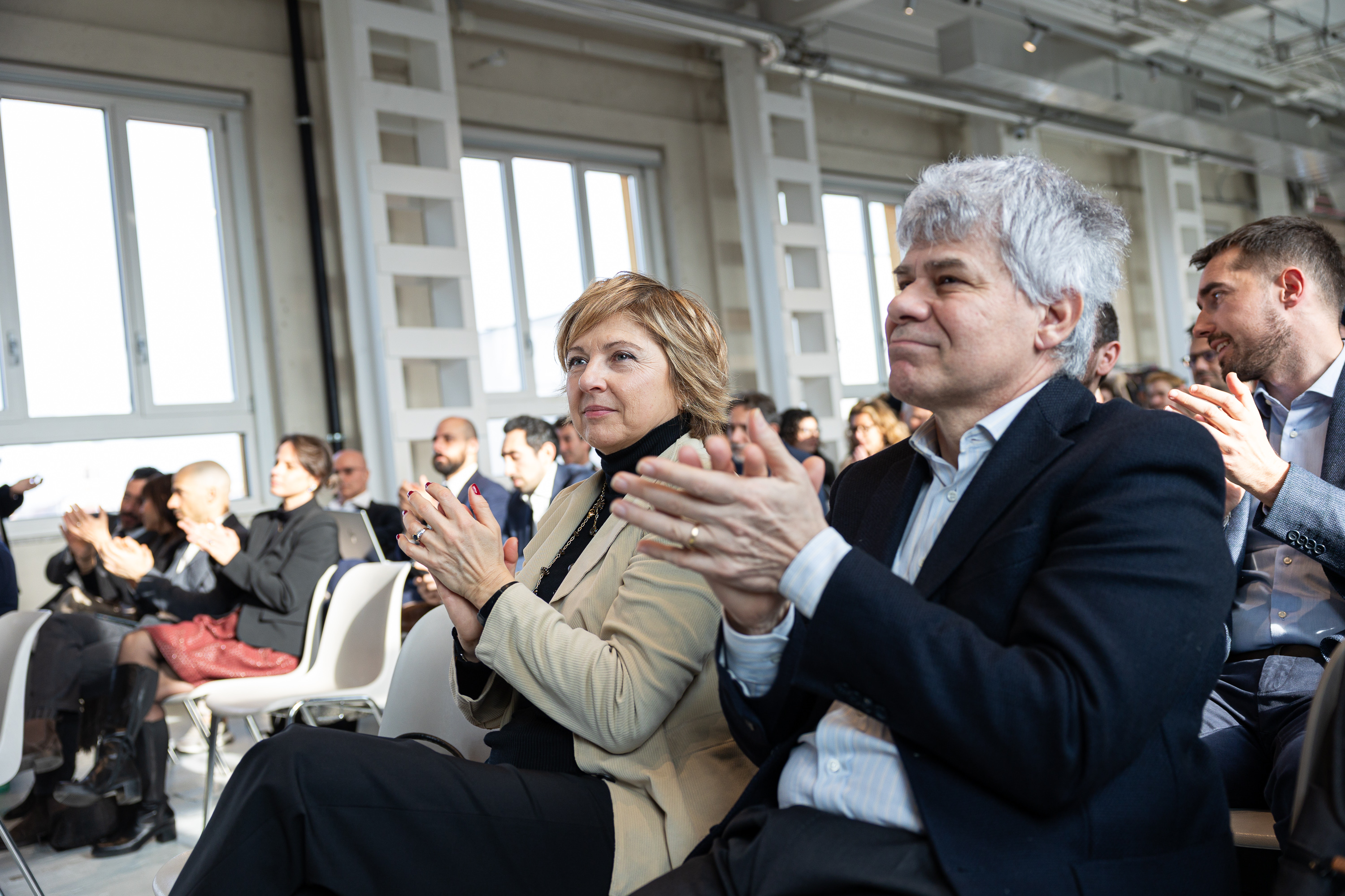 Direttrice Generale Viviana Bacigalupo che applaude