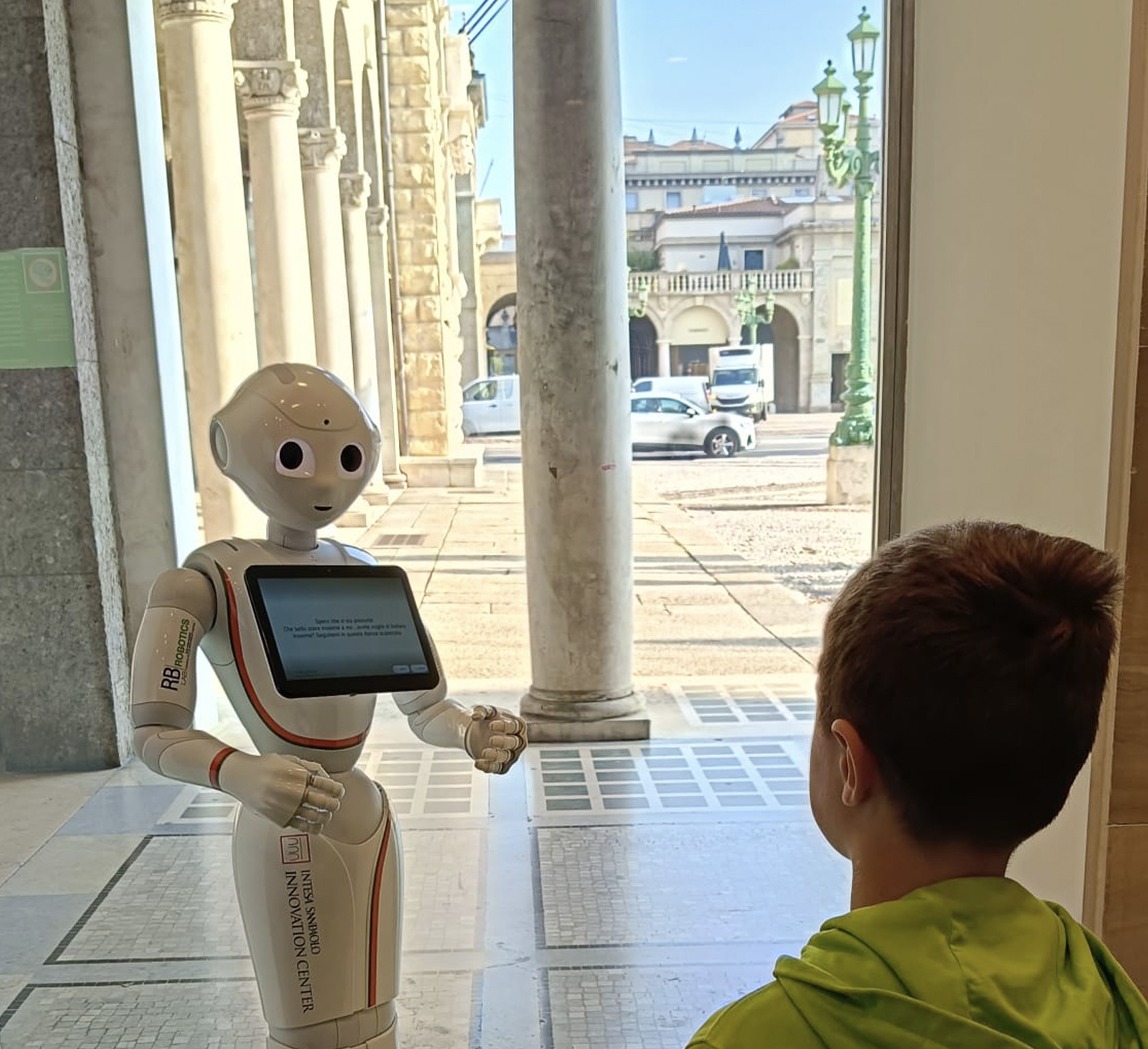 Bambini e Robot Pepper a Bergamoscienza