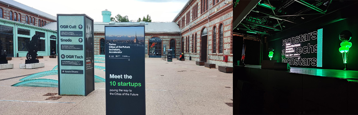 Totem con informazioni sul Demo Day nel piazzale delle OGR 