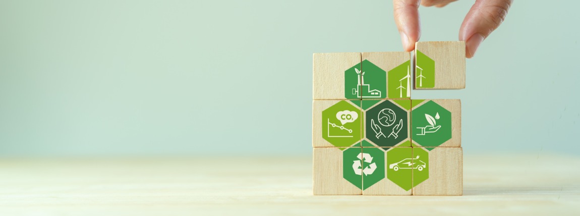 immagine con dadi di legno e simboli generici della circular economy