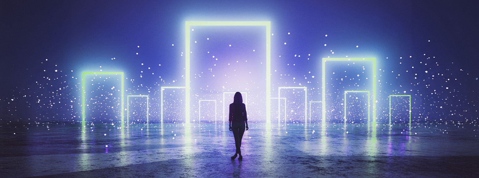 Donna che cammina verso il futuro