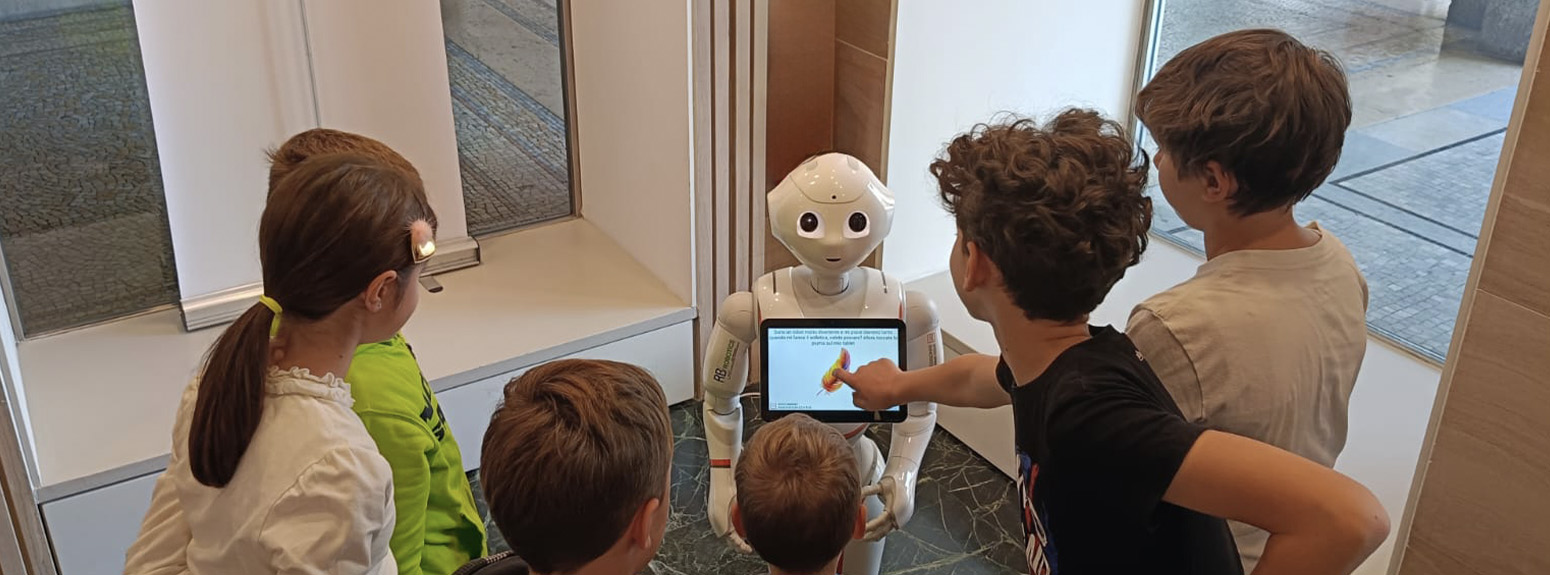 Bambini che interagiscono con Pepper