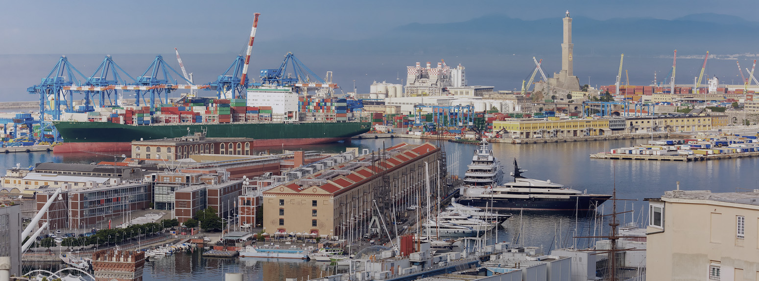 Vista del porto di Genova
