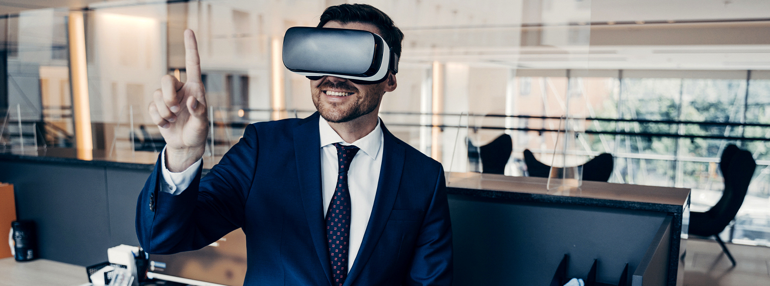 Uomo in ufficio con visore VR