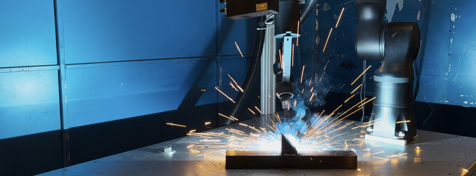 robot che salda su sfondo blue con logo kaigos