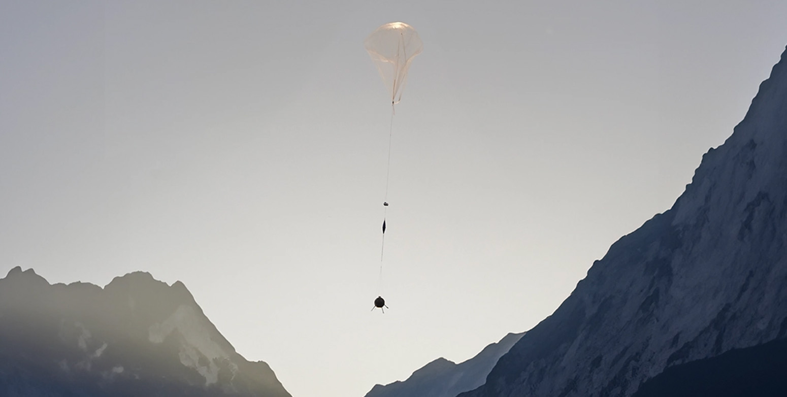 Pallone sonda che rientra sulla terra dopo un viaggio nell'atmosfera