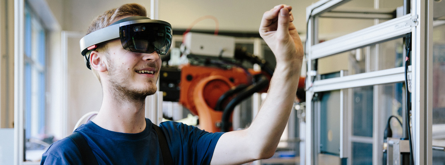 Ingegnere al lavoro in laboratorio fa una simulazione nel metaverso con VR