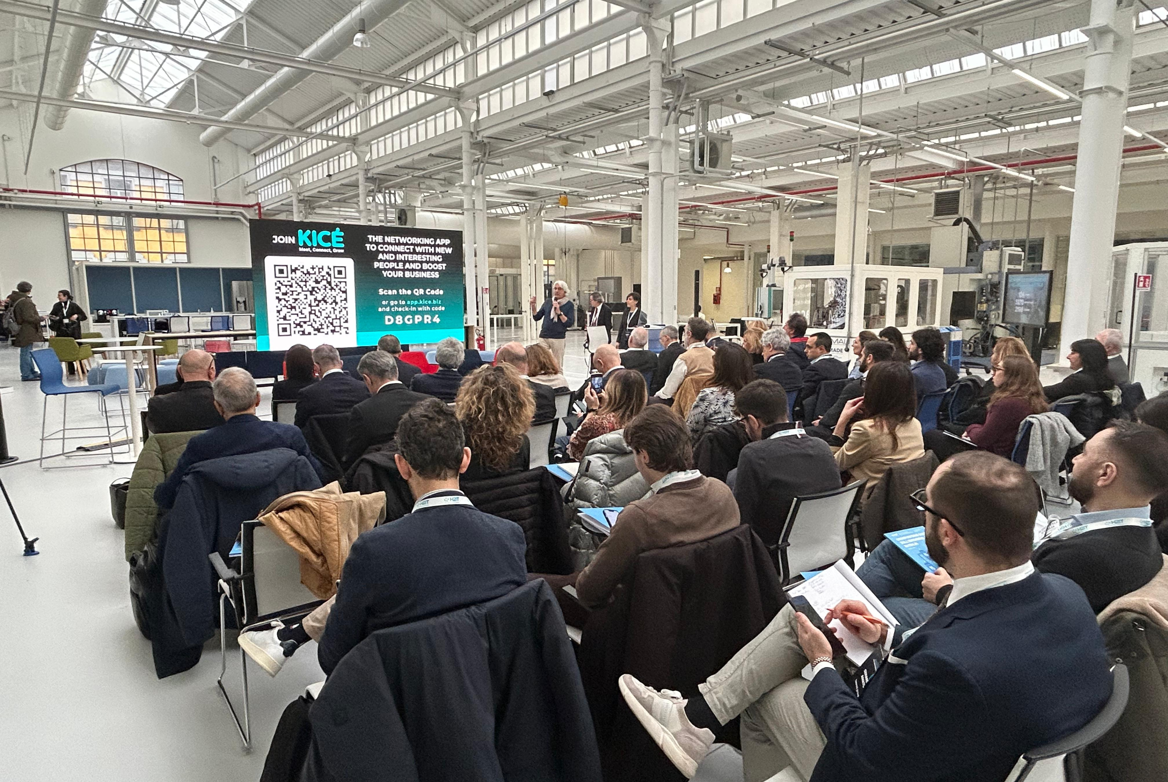 Panoramica sulla sala e le persone presenti all'evento