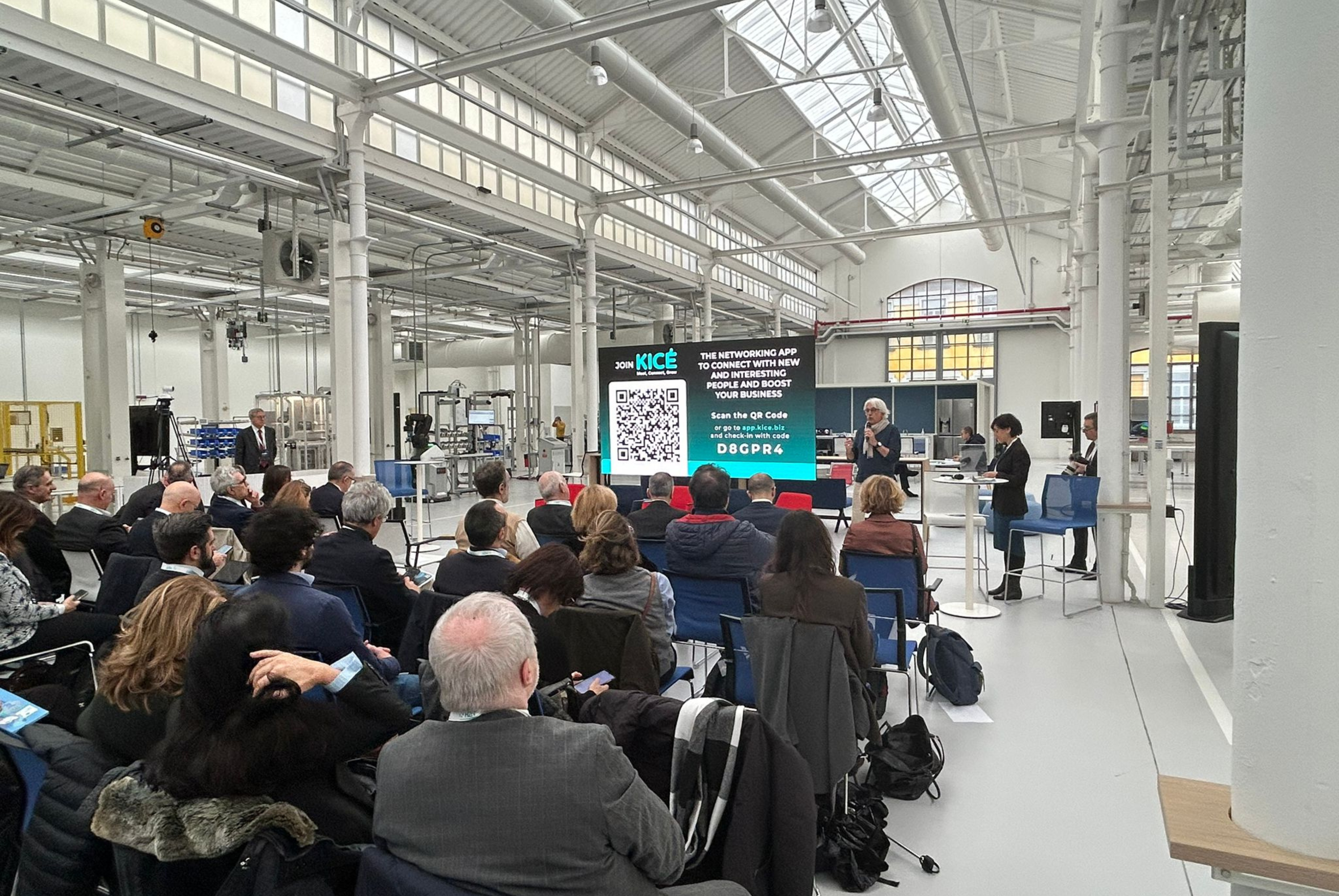 Panoramica sulla sala e le persone presenti all'evento