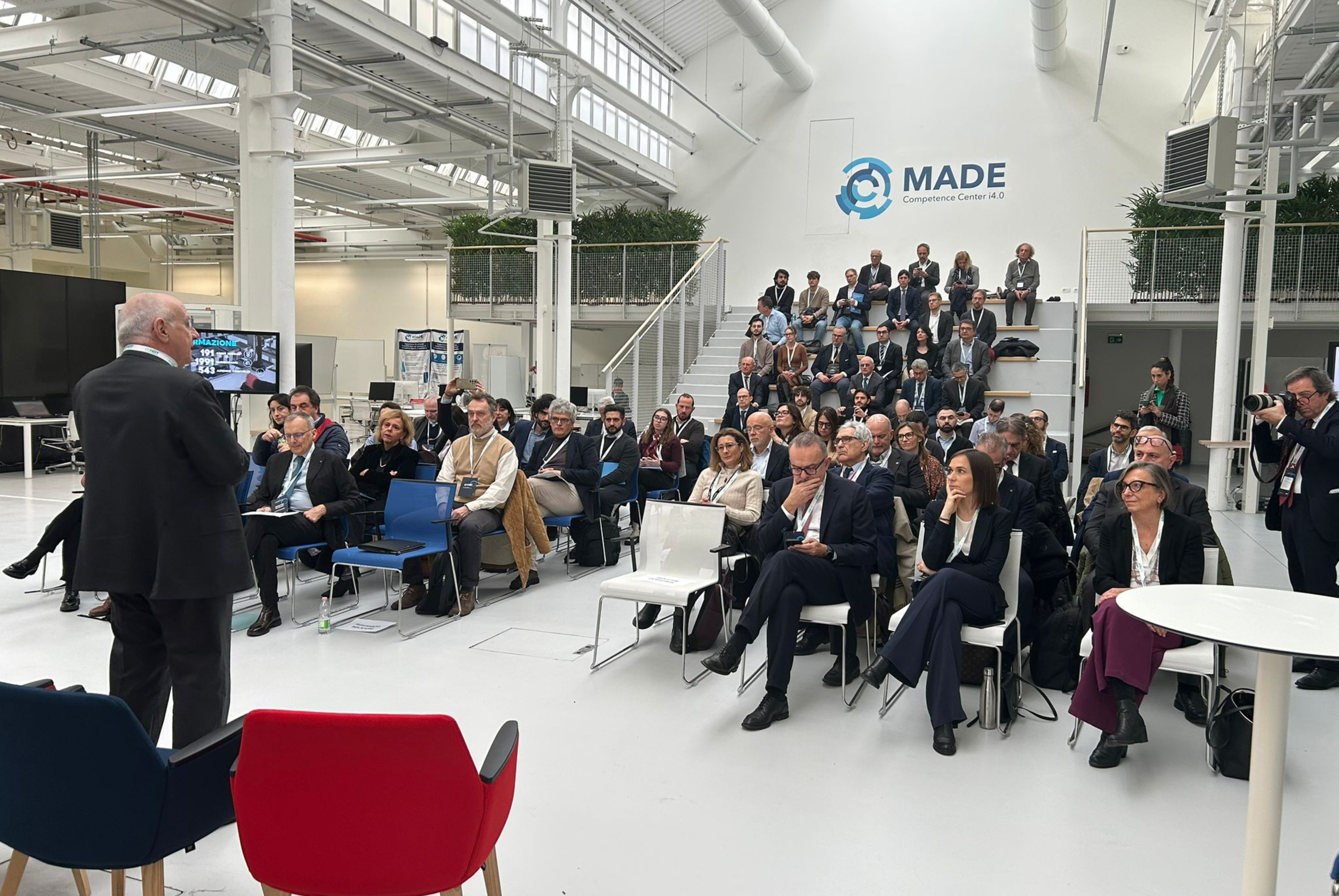 Panoramica sulla sala e le persone presenti all'evento