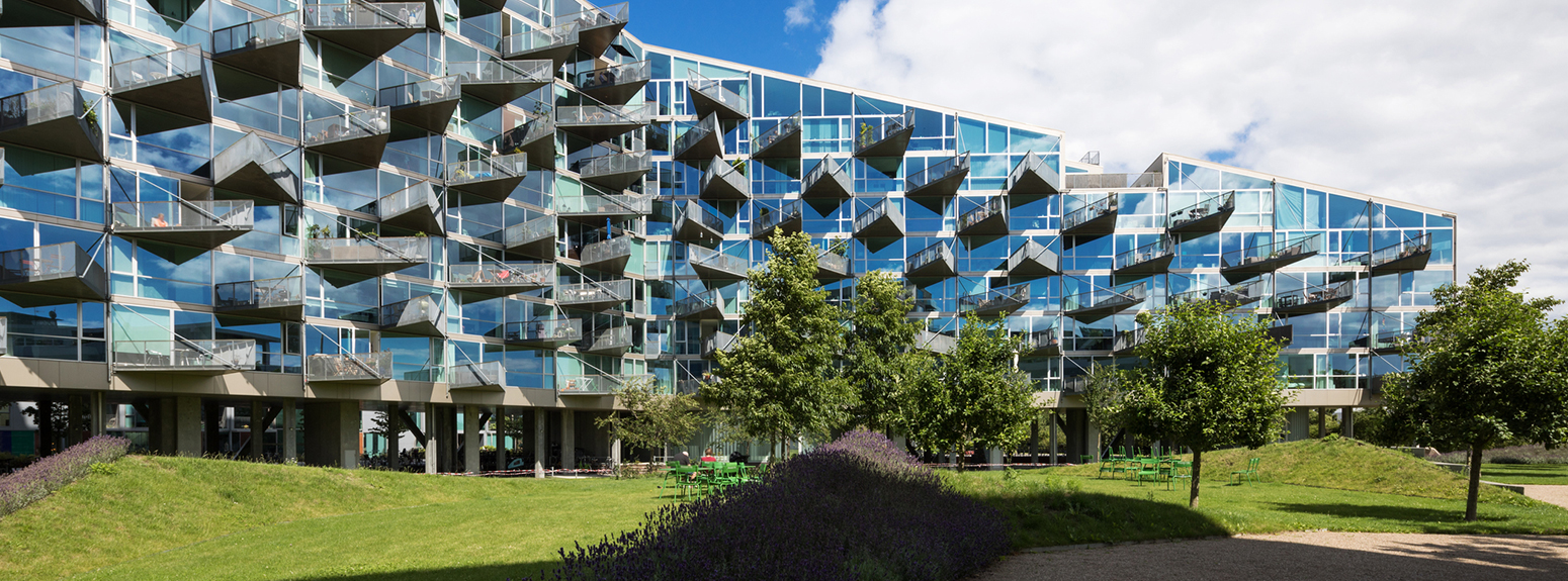 palazzi contemporanei con verde intorno