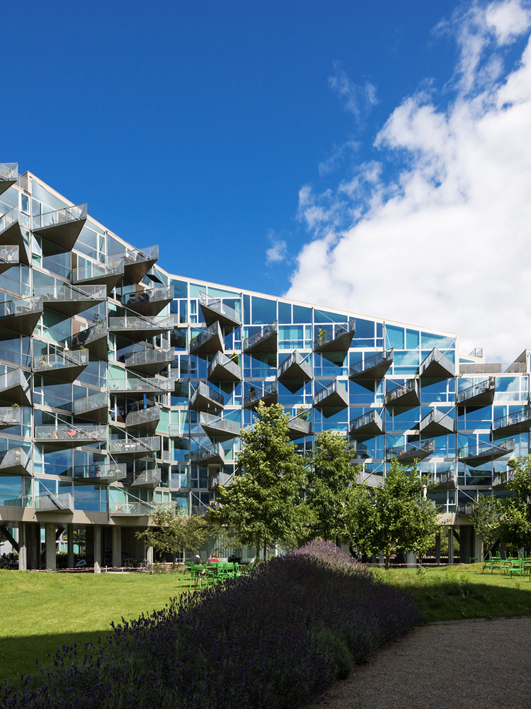 palazzi contemporanei con verde intorno