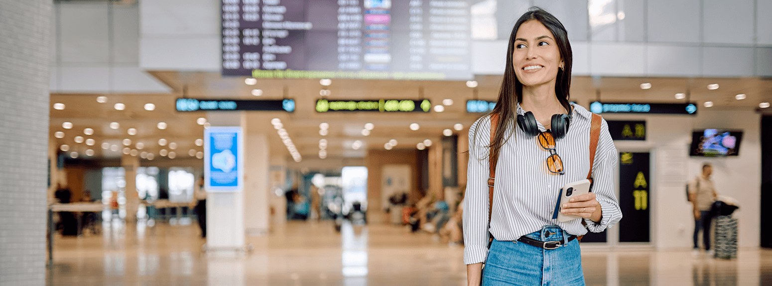 Donna in partenza all'aeroporto