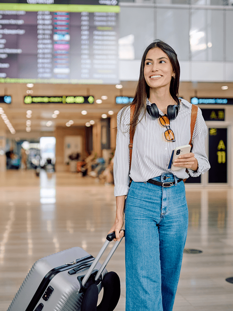 Donna in partenza all'aeroporto