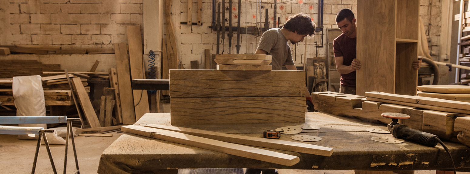 Persone che producono mobili di legno