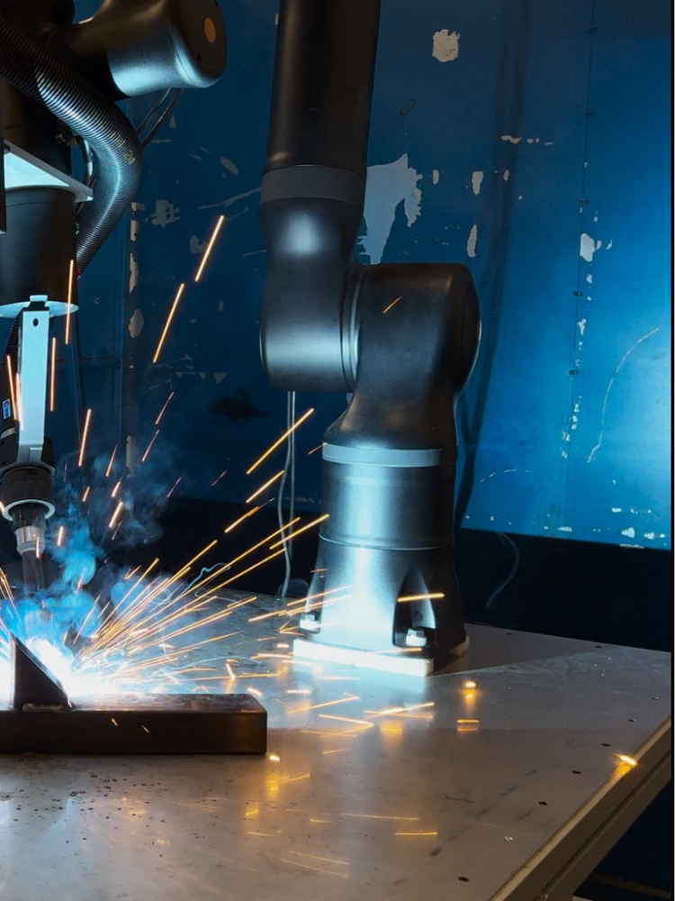 robot che salda su sfondo blue con logo kaigos