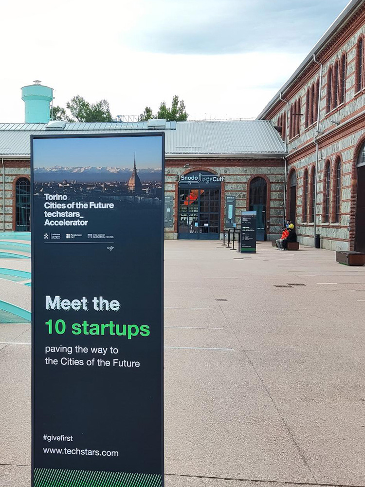 Totem with information on the Demo Day in the square of the OGR