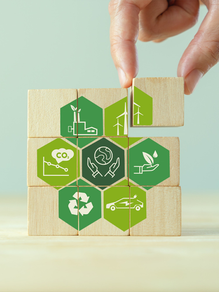 immagine con dadi di legno e simboli generici della circular economy