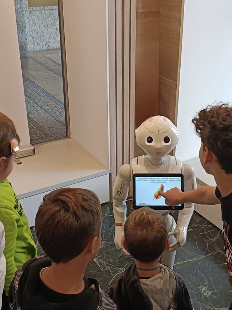 Bambini che interagiscono con Pepper