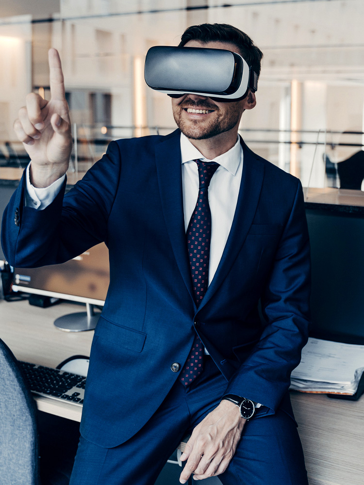 Uomo in ufficio con visore VR