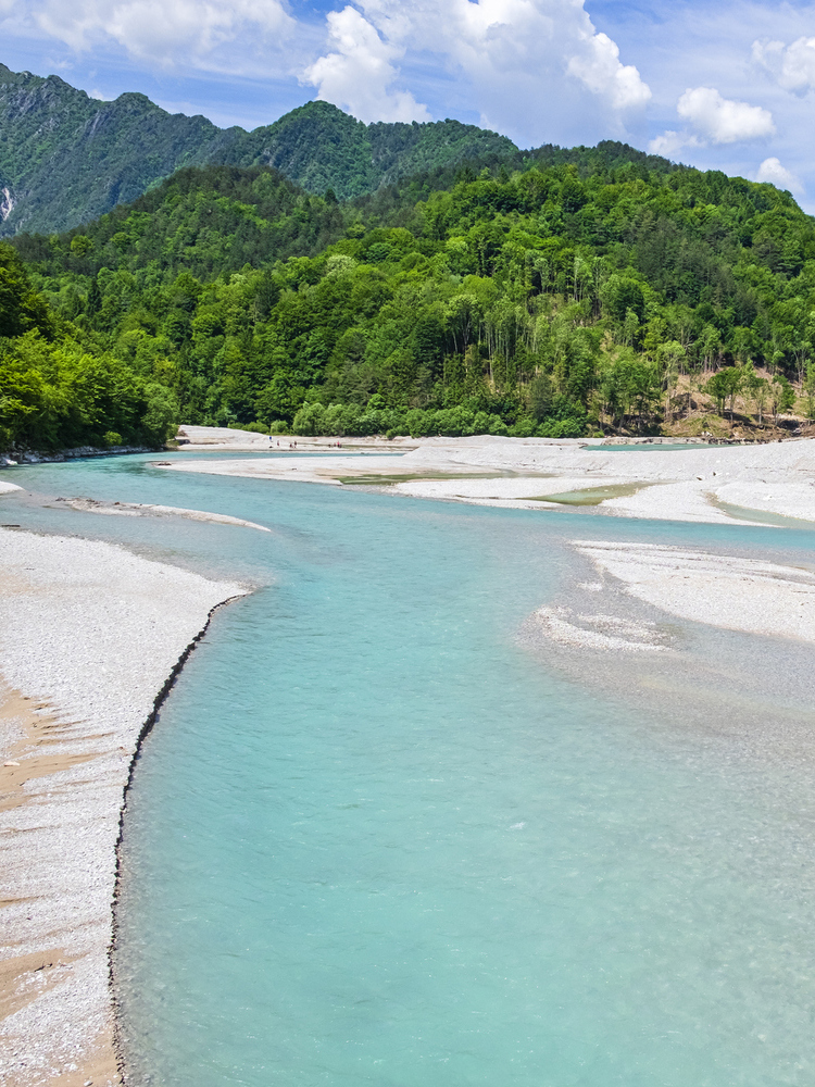 fiume che scorre in mezzo alle montagne