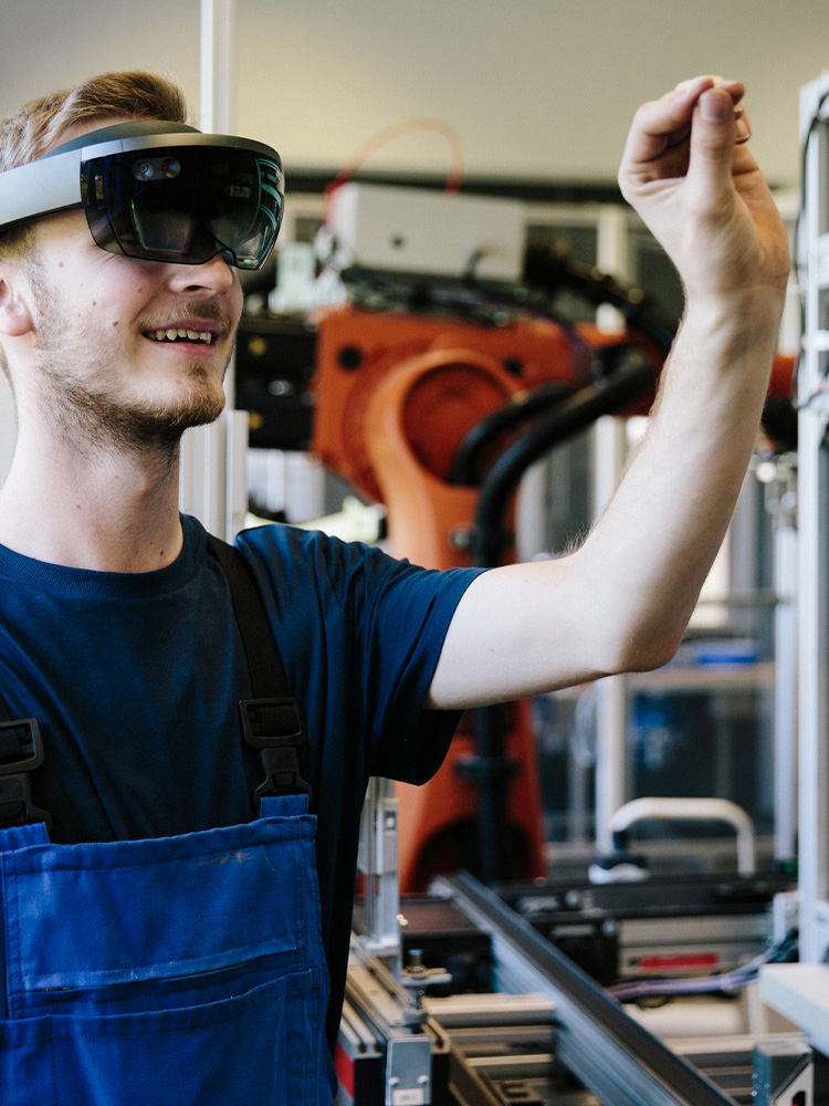 Ingegnere al lavoro in laboratorio fa una simulazione nel metaverso con VR