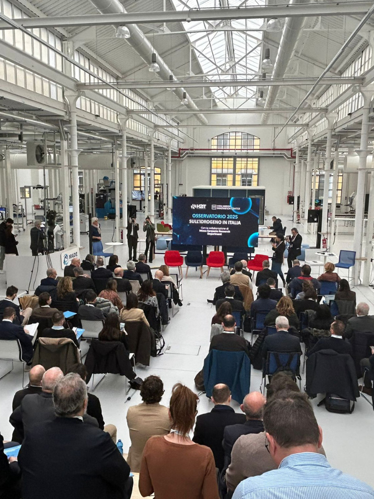 Veduta persone che ascoltano l'evento