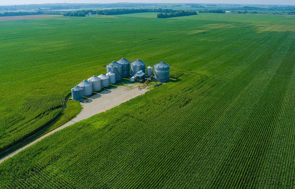 industria agritech in mezzo a campi coltivati