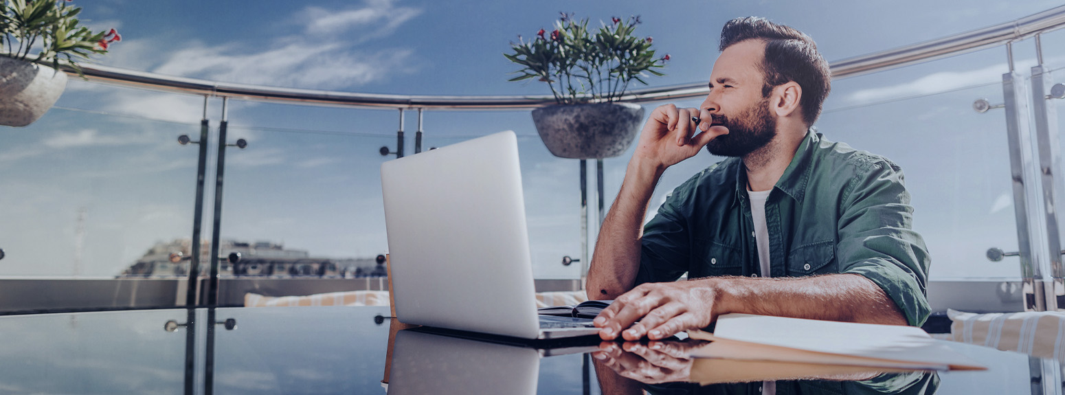 Startupper al lavoro all'aperto