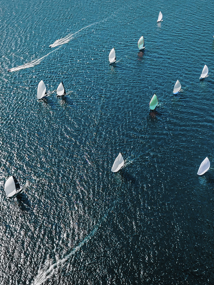 Barche a vela nel mare