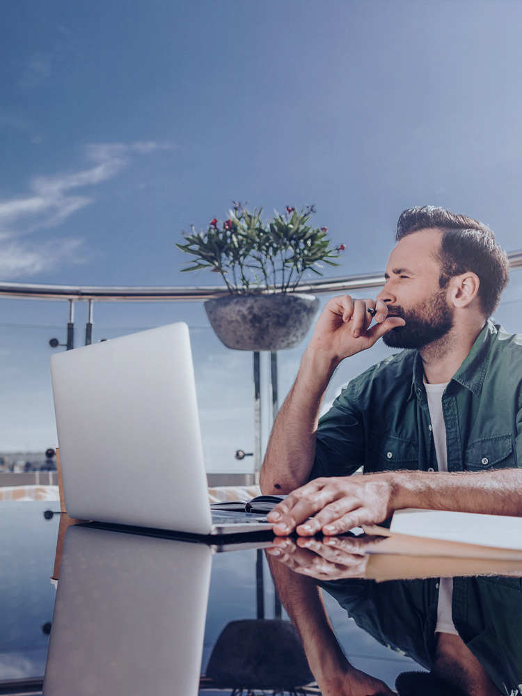 Startupper al lavoro all'aperto