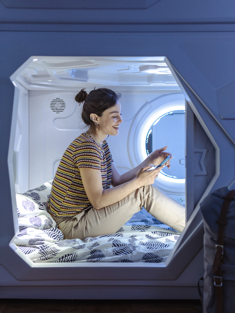 Donna in un capsule hotel