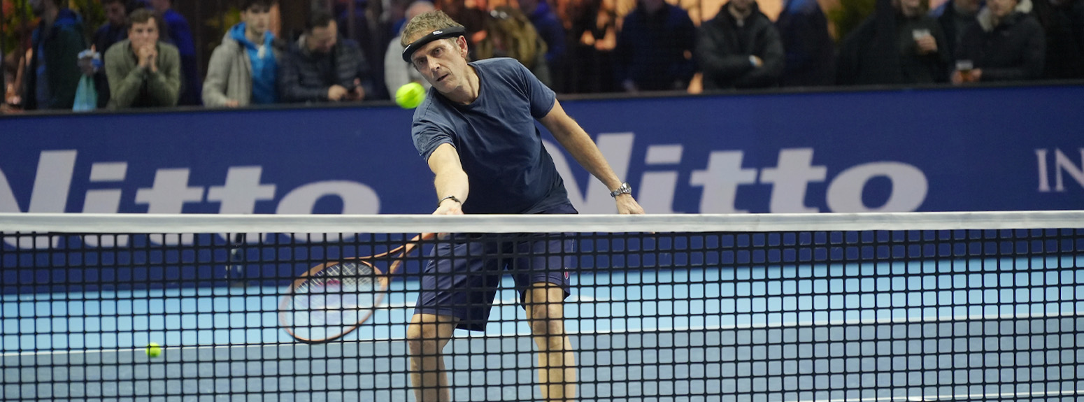 tennista che gioca con sensori