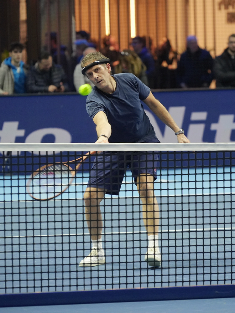 tennista che gioca con sensori