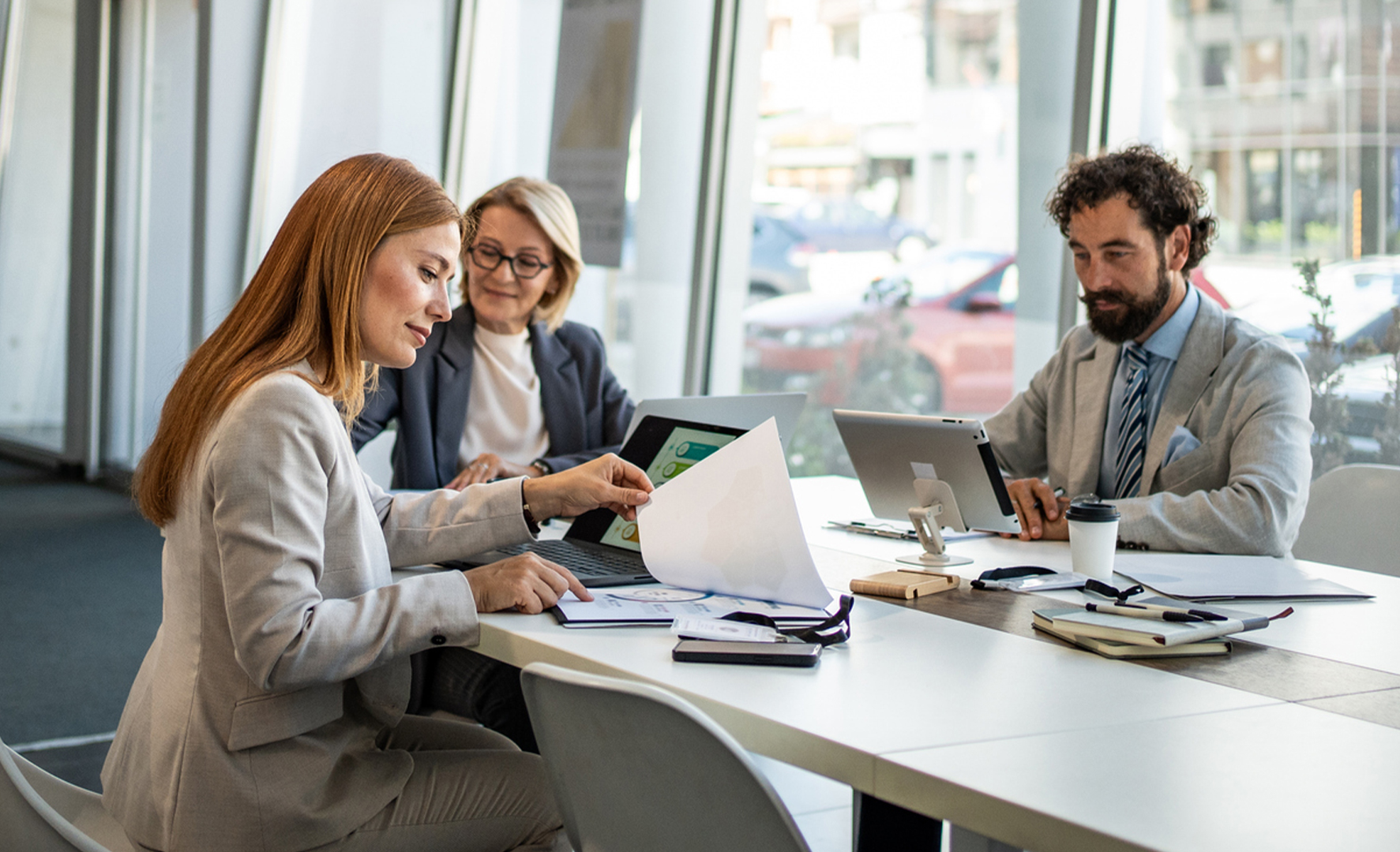 Persone al tavolo analizzano degli investimenti per l'iperammortamento