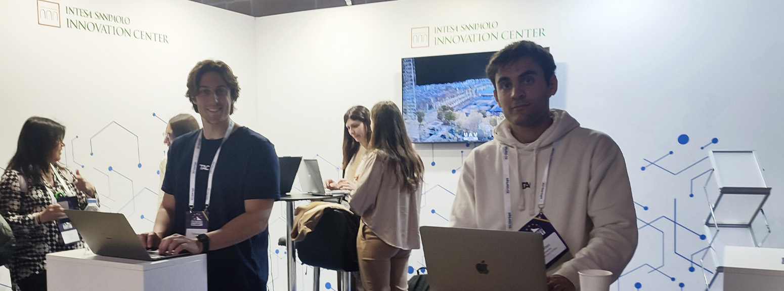 incontro startup summit a malta 2025 - due startupper nello stand intesa sanpaolo innovation center