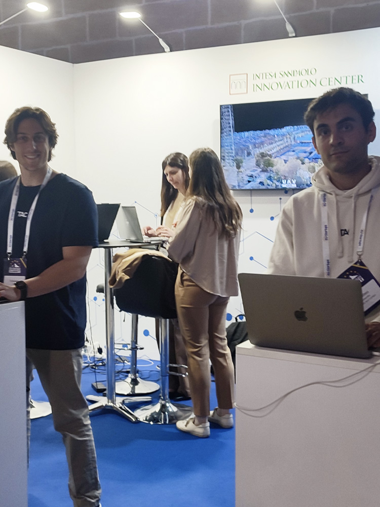 incontro startup summit a malta 2025 - due startupper nello stand intesa sanpaolo innovation center