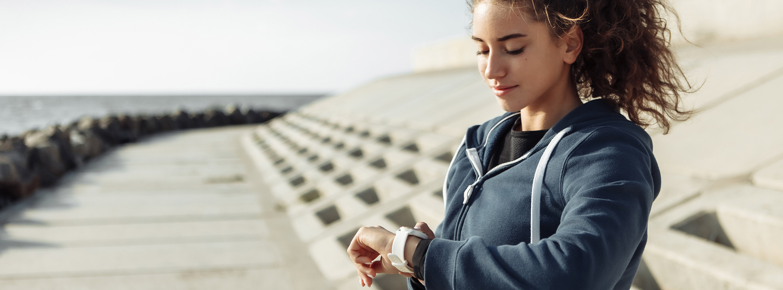 giovane donna che controlla dati sul smartwatch
