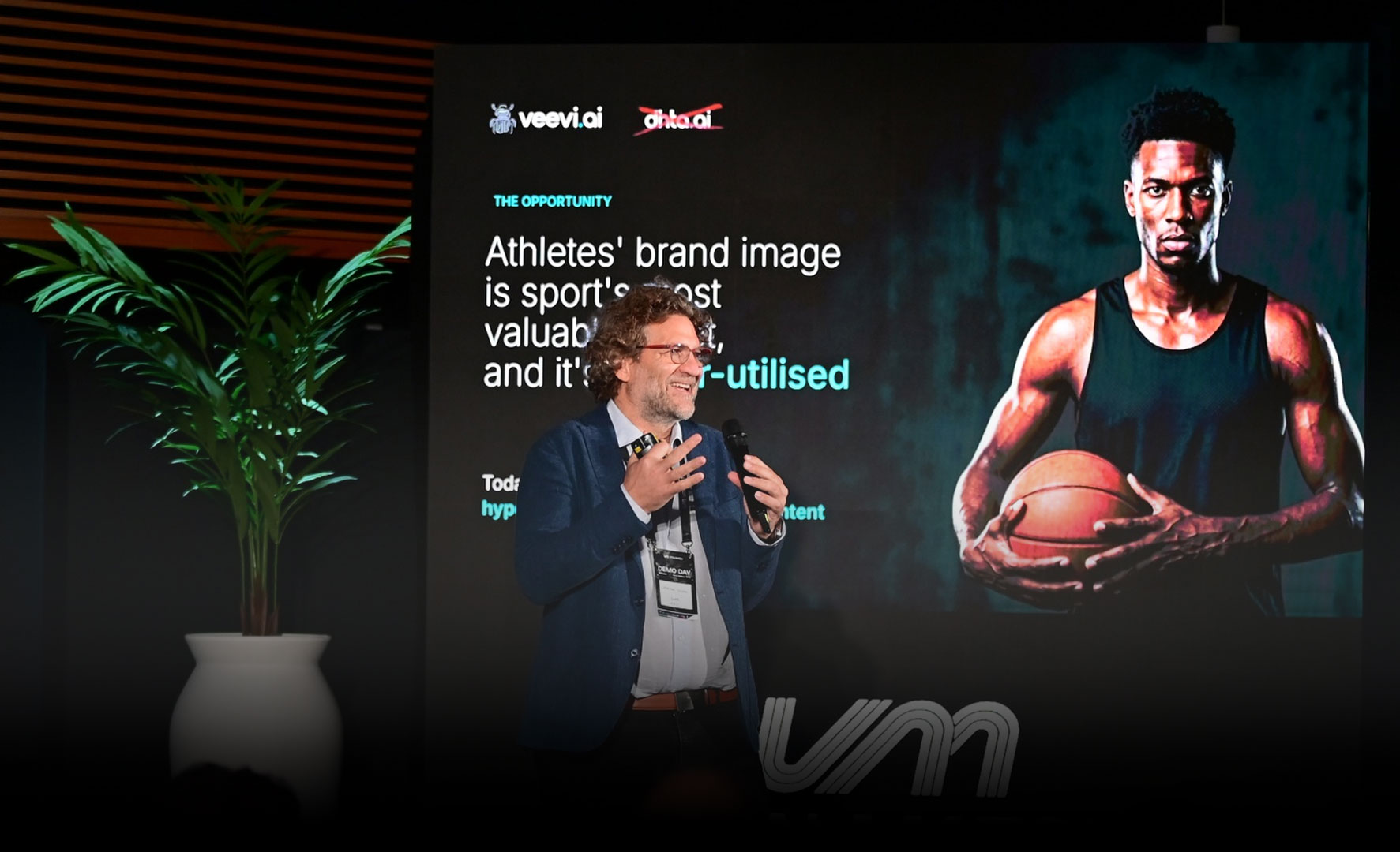 ospite al demo day di VitalMatch, su fondale raffigurante un giovane giocatore di basket