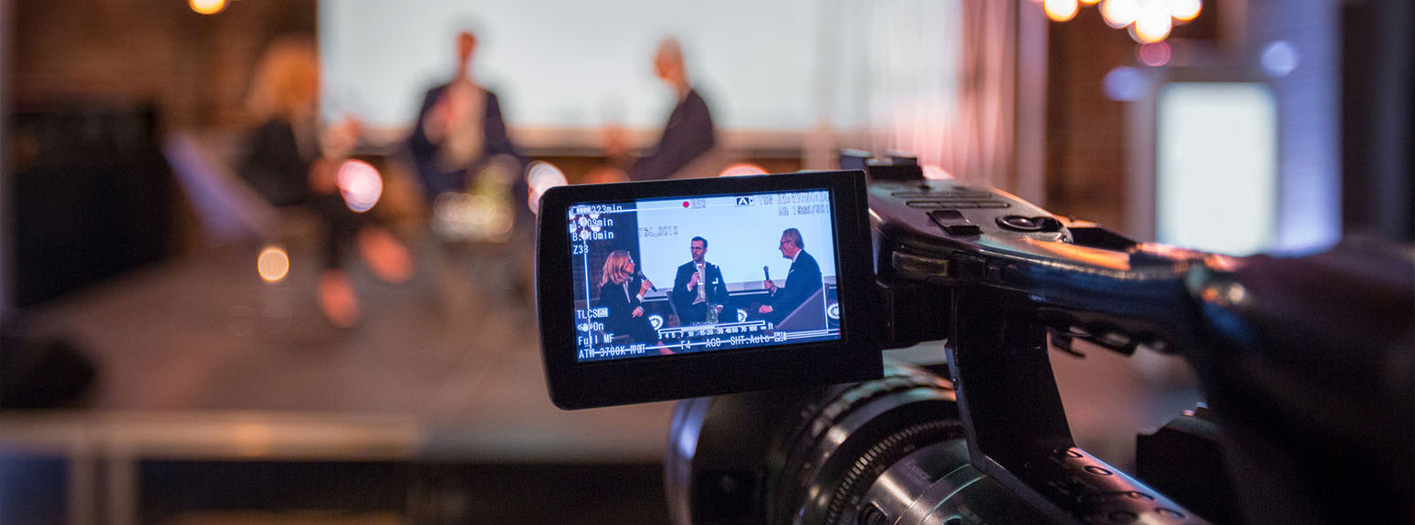 registrazione video di un evento con persone sedute