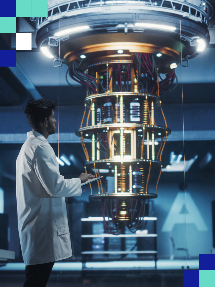 Uomo in camice davanti a computer quantistico